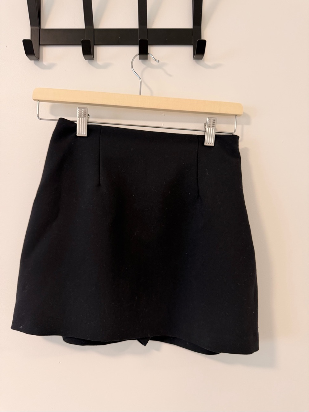 Abercrombie & Fitch Black Mini Skirt - Clean Tailored Cut - Picture 4 of 7